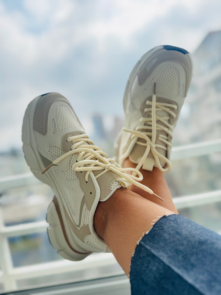 Zapatillas beige estilo New balance